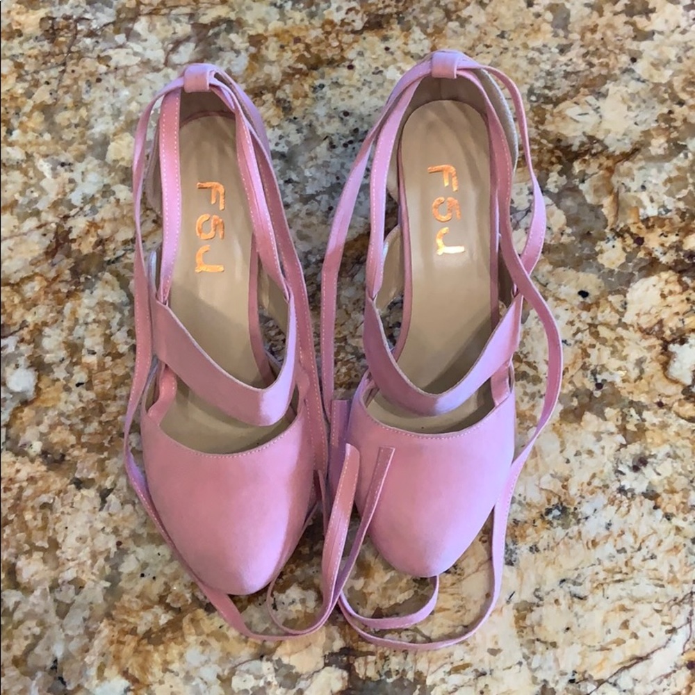 Low plush heel ankle tie